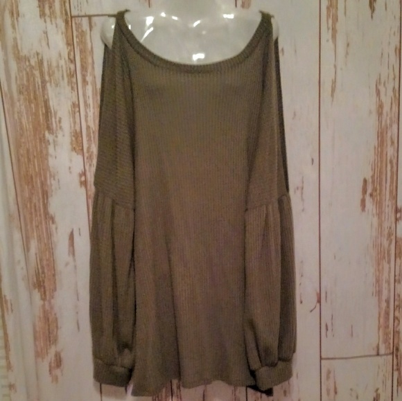 Rae Mode Tops - Rae Mode cold shoulder top